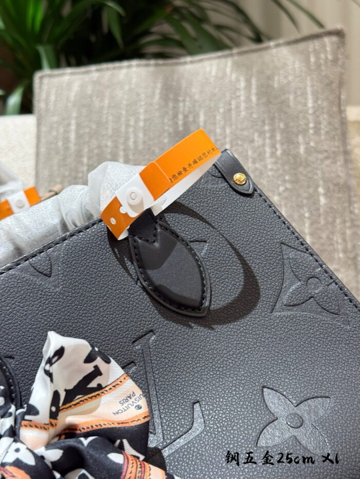 Louis Vuitton Jungle Collection Onthego Tote Luxurious Embossed Gradient Colour Large Logo Handheld/Shoulder Strap Resistant To Deformation - Image 6
