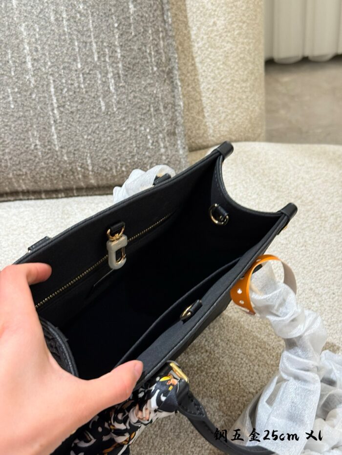 Louis Vuitton Jungle Collection Onthego Tote Luxurious Embossed Gradient Colour Large Logo Handheld/Shoulder Strap Resistant To Deformation - Image 8