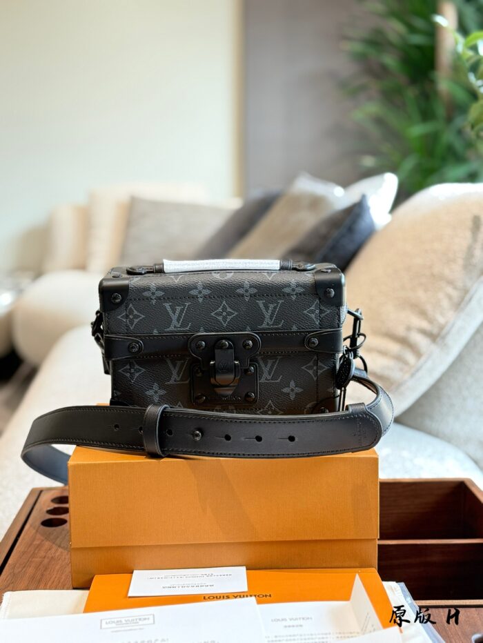 Louis Vuitton Soultrunk New Men'S Soft Box Bag Handheld Or Crossbody Detachable And Adjustable Shoulder Strap Versatile For Daily Commuting - Image 2