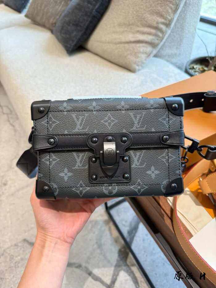 Louis Vuitton Soultrunk New Men'S Soft Box Bag Handheld Or Crossbody Detachable And Adjustable Shoulder Strap Versatile For Daily Commuting - Image 4