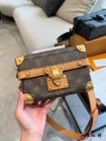 Louis Vuitton Soultrunk New Men'S Soft Box Bag Handheld Or Crossbody Detachable And Adjustable Shoulder Strap Versatile For Daily Commuting - Image 5