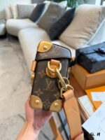 Louis Vuitton Soultrunk New Men'S Soft Box Bag Handheld Or Crossbody Detachable And Adjustable Shoulder Strap Versatile For Daily Commuting - Image 7