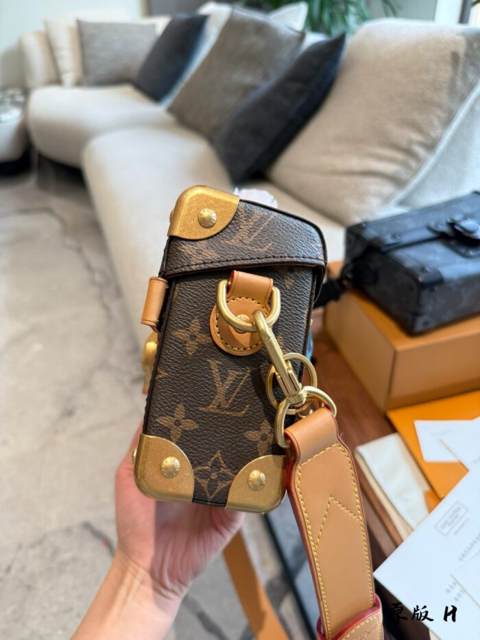 Louis Vuitton Soultrunk New Men'S Soft Box Bag Handheld Or Crossbody Detachable And Adjustable Shoulder Strap Versatile For Daily Commuting - Image 7