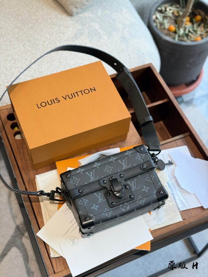 Louis Vuitton Soultrunk New Men'S Soft Box Bag Handheld Or Crossbody Detachable And Adjustable Shoulder Strap Versatile For Daily Commuting - Image 9