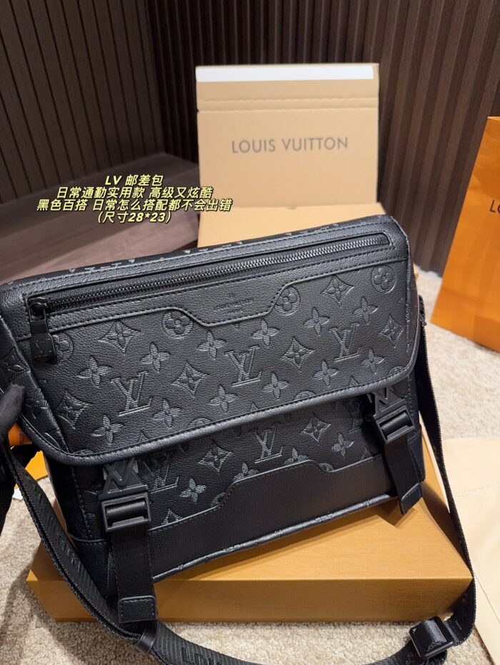 Louis Vuitton Messenger Bag Magnetic Closure Adjustable Shoulder Strap Commuter-Friendly Versatile Lightweight - Image 3