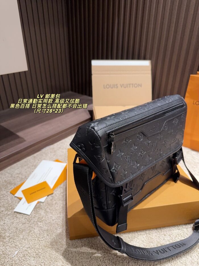 Louis Vuitton Messenger Bag Magnetic Closure Adjustable Shoulder Strap Commuter-Friendly Versatile Lightweight - Image 4