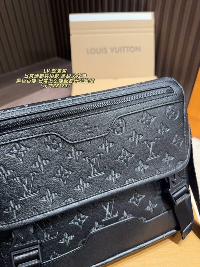 Louis Vuitton Messenger Bag Magnetic Closure Adjustable Shoulder Strap Commuter-Friendly Versatile Lightweight - Image 5