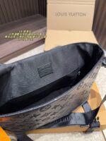Louis Vuitton Messenger Bag Magnetic Closure Adjustable Shoulder Strap Commuter-Friendly Versatile Lightweight - Image 6
