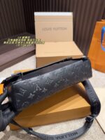 Louis Vuitton Messenger Bag Magnetic Closure Adjustable Shoulder Strap Commuter-Friendly Versatile Lightweight - Image 7