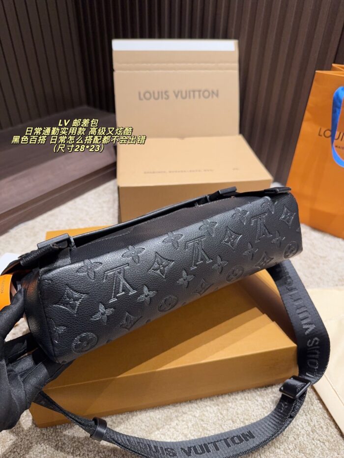 Louis Vuitton Messenger Bag Magnetic Closure Adjustable Shoulder Strap Commuter-Friendly Versatile Lightweight - Image 7