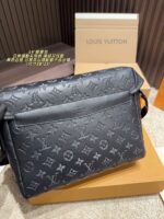 Louis Vuitton Messenger Bag Magnetic Closure Adjustable Shoulder Strap Commuter-Friendly Versatile Lightweight - Image 8