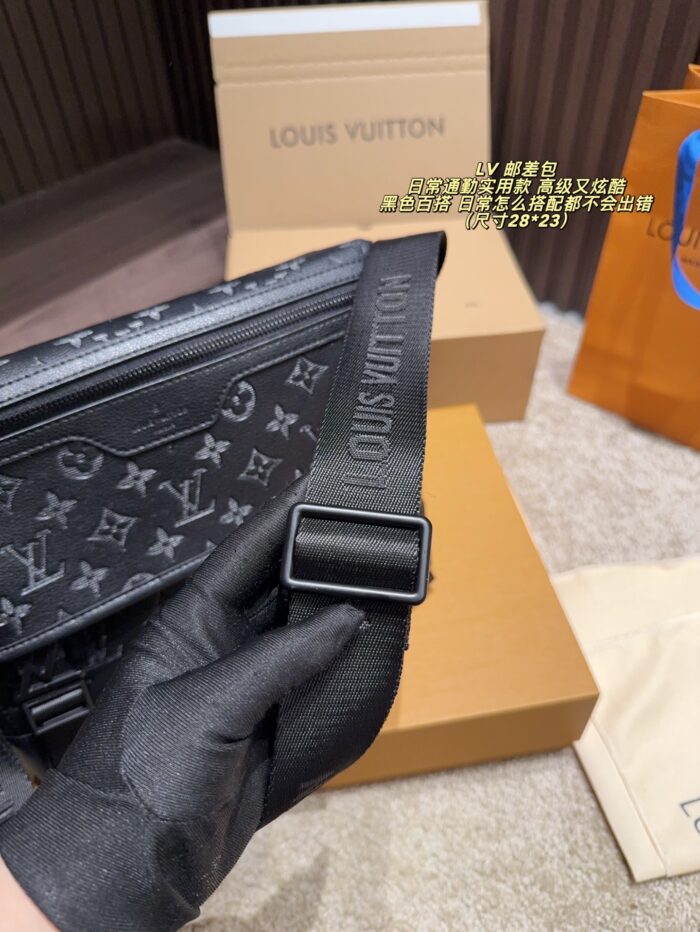 Louis Vuitton Messenger Bag Magnetic Closure Adjustable Shoulder Strap Commuter-Friendly Versatile Lightweight - Image 9