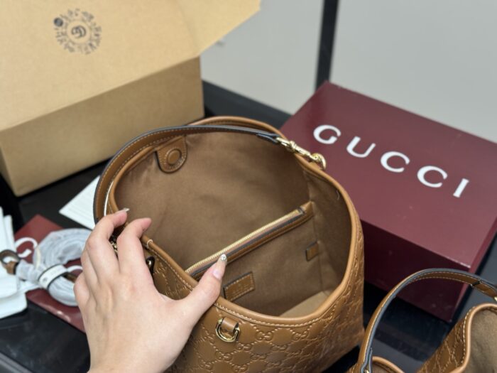 Gucci Classic Bucket Bag - The Ultimate Street-Style Staple - Image 4