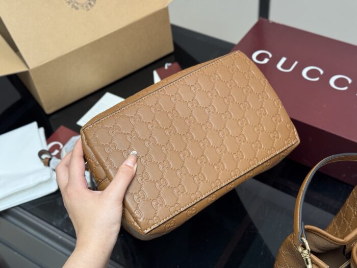 Gucci Classic Bucket Bag - The Ultimate Street-Style Staple - Image 9