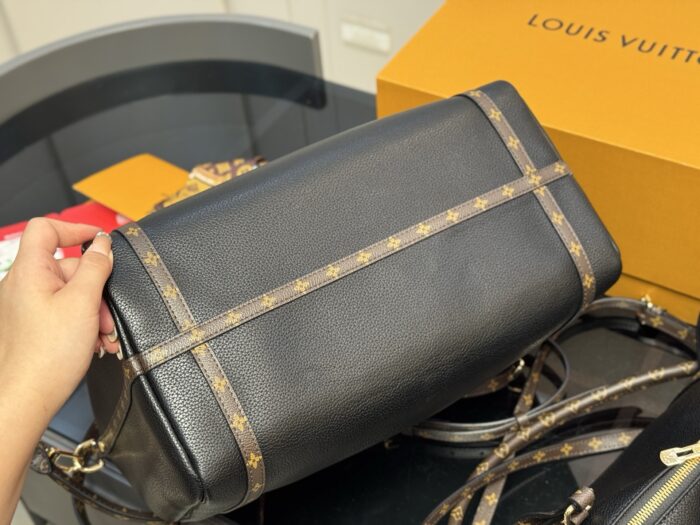 Louis Vuitton Express Collection Vintage-Inspired Commuter Bag Lightweight Shoulder/Crossbody Bag - Image 8