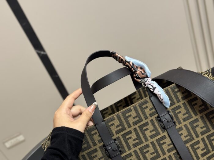Fendi Baguette Tote Bag Fringe Detailing Generous Capacity Effortlessly Street-Chic - Image 3