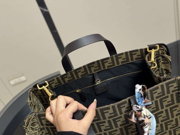 Fendi Baguette Tote Bag Fringe Detailing Generous Capacity Effortlessly Street-Chic - Image 4