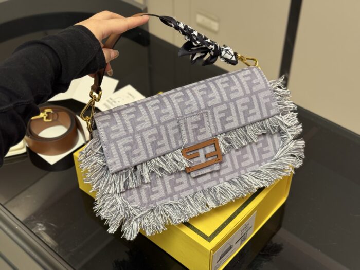 Fendi Baguette Shoulder/Underarm Bag Effortlessly Street Style - Image 2