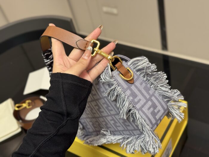 Fendi Baguette Shoulder/Underarm Bag Effortlessly Street Style - Image 6