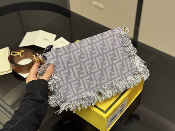 Fendi Baguette Shoulder/Underarm Bag Effortlessly Street Style - Image 7