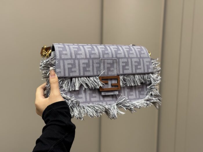 Fendi Baguette Shoulder/Underarm Bag Effortlessly Street Style - Image 9