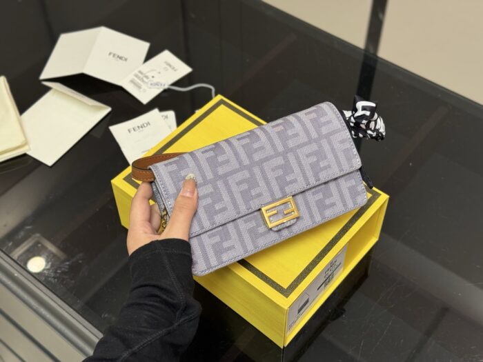 Fendi Multi-Functional Chain Bag Comfortable And Refined Simple And Elegant Elegant For The Commute - Image 1