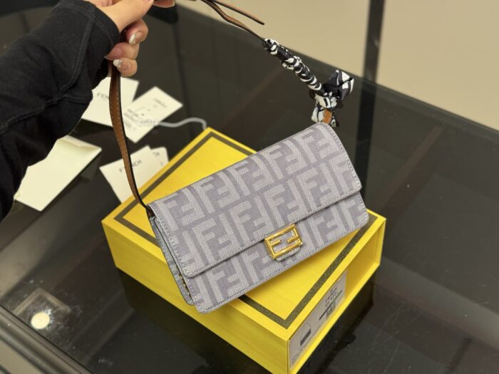 Fendi Multi-Functional Chain Bag Comfortable And Refined Simple And Elegant Elegant For The Commute - Image 2