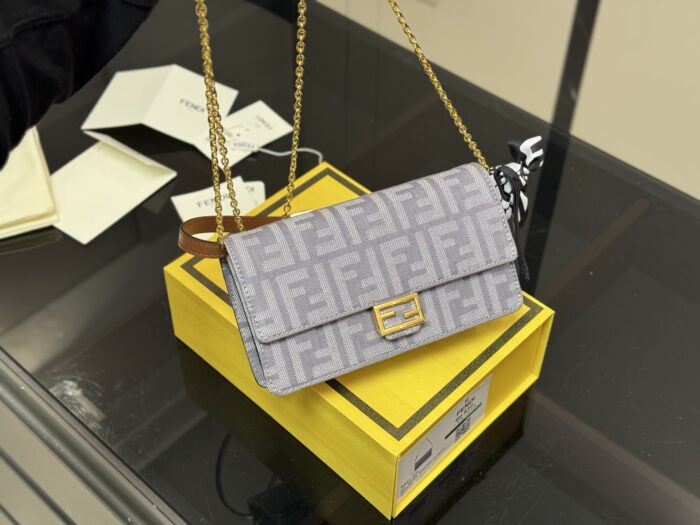Fendi Multi-Functional Chain Bag Comfortable And Refined Simple And Elegant Elegant For The Commute - Image 3