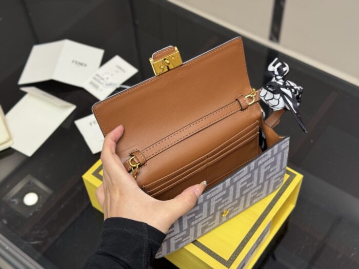 Fendi Multi-Functional Chain Bag Comfortable And Refined Simple And Elegant Elegant For The Commute - Image 4