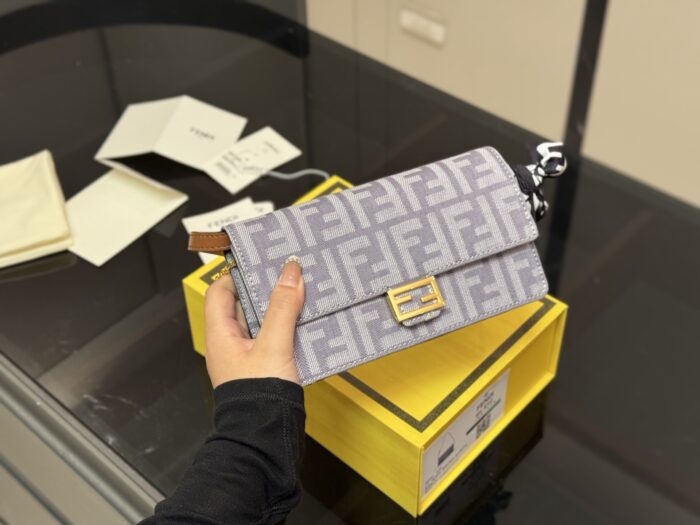Fendi Multi-Functional Chain Bag Comfortable And Refined Simple And Elegant Elegant For The Commute - Image 5
