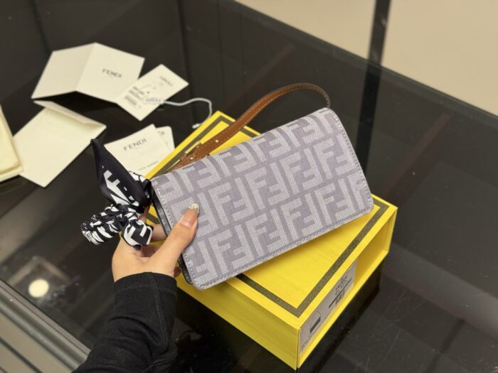 Fendi Multi-Functional Chain Bag Comfortable And Refined Simple And Elegant Elegant For The Commute - Image 7
