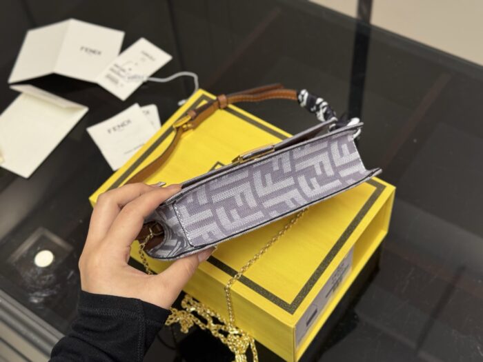Fendi Multi-Functional Chain Bag Comfortable And Refined Simple And Elegant Elegant For The Commute - Image 8