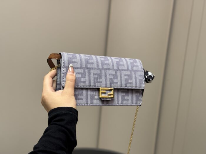Fendi Multi-Functional Chain Bag Comfortable And Refined Simple And Elegant Elegant For The Commute - Image 9