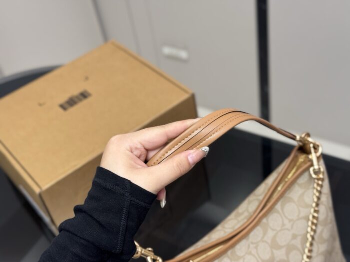 Coach Laurel Hobo Bag With Dual Straps For Versatile Carrying, Featuring Zipped Side Pocket - Image 3