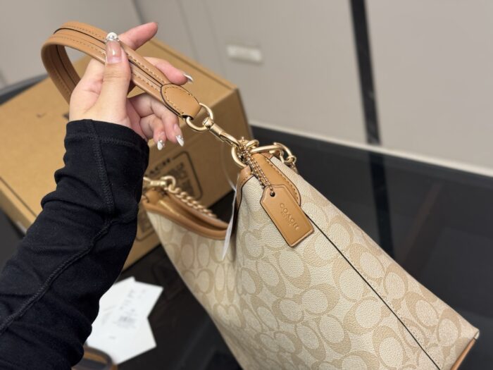 Coach Laurel Hobo Bag With Dual Straps For Versatile Carrying, Featuring Zipped Side Pocket - Image 7