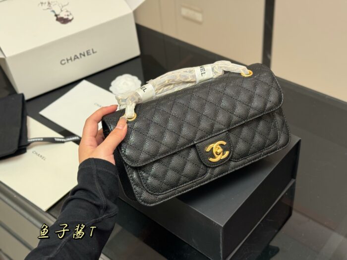 Chanel 25B Messenger Bag Quadrant Quilting With Gold Hardware Elegant And Versatile For Daily Commutes - Image 1