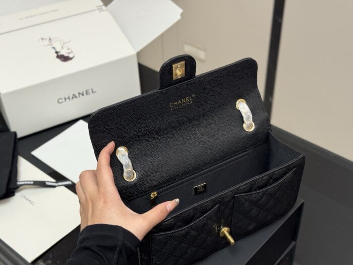 Chanel 25B Messenger Bag Quadrant Quilting With Gold Hardware Elegant And Versatile For Daily Commutes - Image 3