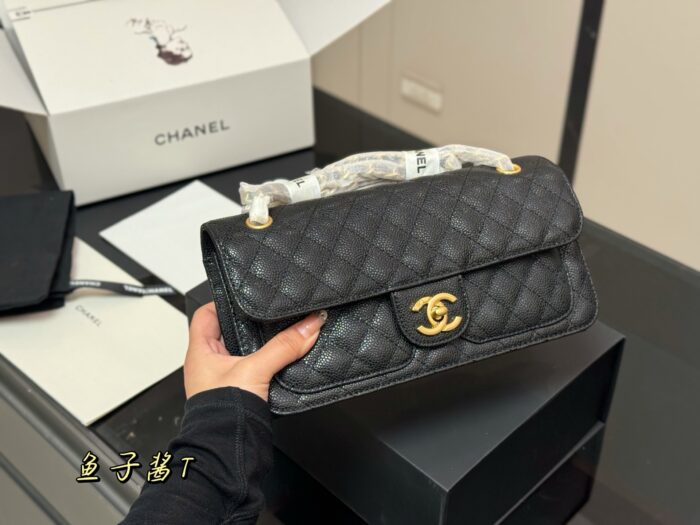 Chanel 25B Messenger Bag Quadrant Quilting With Gold Hardware Elegant And Versatile For Daily Commutes - Image 5