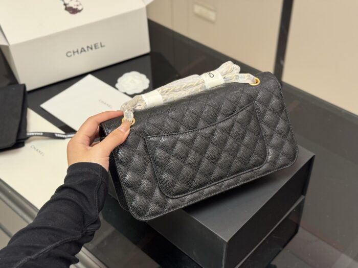 Chanel 25B Messenger Bag Quadrant Quilting With Gold Hardware Elegant And Versatile For Daily Commutes - Image 7