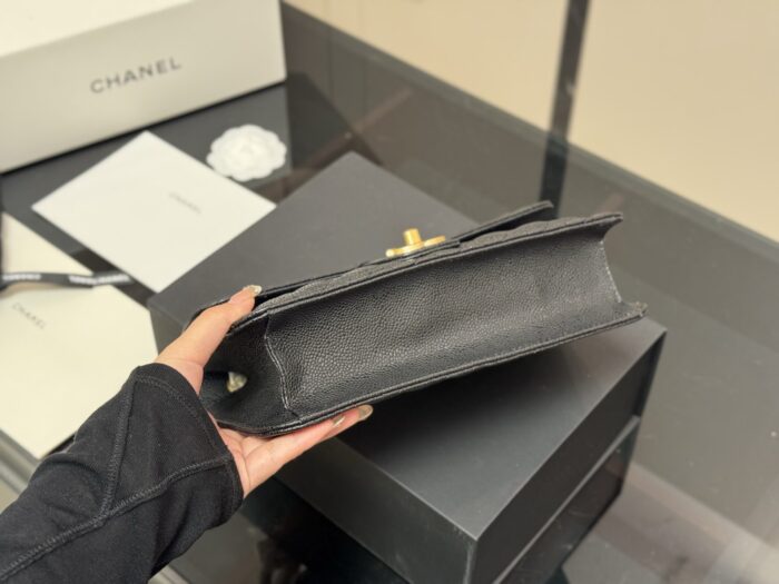Chanel 25B Messenger Bag Quadrant Quilting With Gold Hardware Elegant And Versatile For Daily Commutes - Image 8