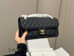 Chanel 25B Messenger Bag Quadrant Quilting With Gold Hardware Elegant And Versatile For Daily Commutes - Image 9