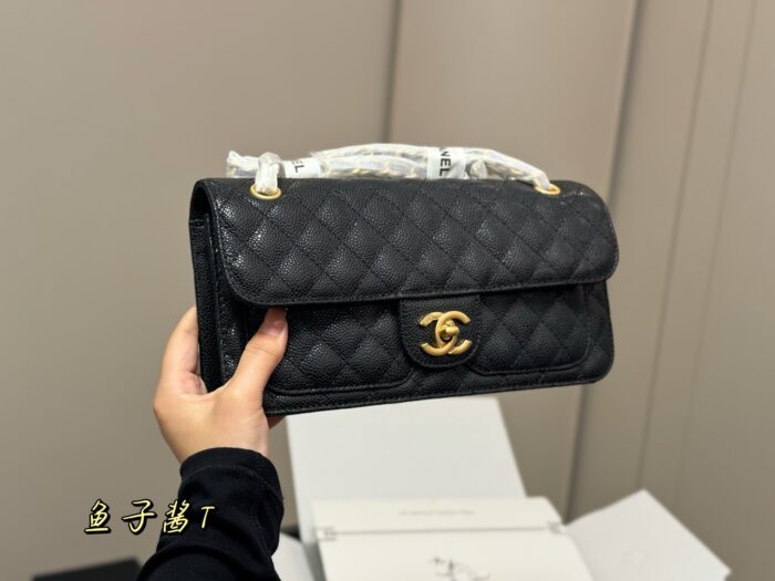 Chanel 25B Messenger Bag Quadrant Quilting With Gold Hardware Elegant And Versatile For Daily Commutes - Image 9