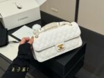Chanel 25B Messenger Bag Quadrant Quilting With Gold Hardware Elegant And Versatile For Daily Commutes - Image 12