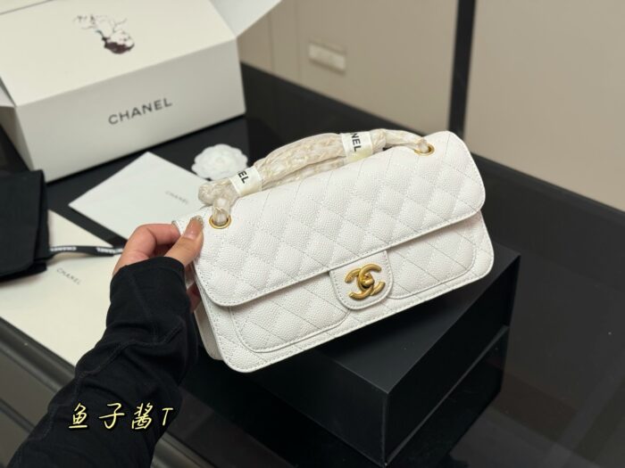 Chanel 25B Messenger Bag Quadrant Quilting With Gold Hardware Elegant And Versatile For Daily Commutes - Image 12