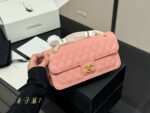 Chanel 25B Messenger Bag Quadrant Quilting With Gold Hardware Elegant And Versatile For Daily Commutes - Image 13