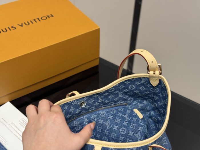 Louis Vuitton Carryall Bow With Coin Purse Included Adorable & Casual Exceptional Value - Image 4