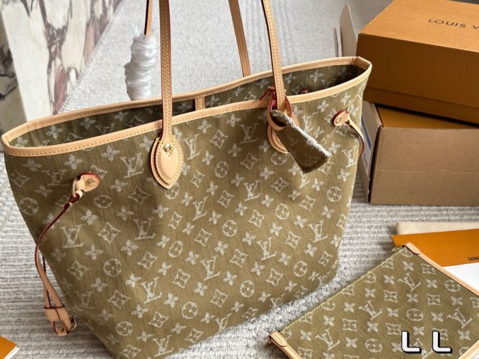 Louis Vuitton Neverfull Tote Bag With Large Capacity, Striped Lining And Detachable Mini Bag, Complete With Gift Box - Image 1