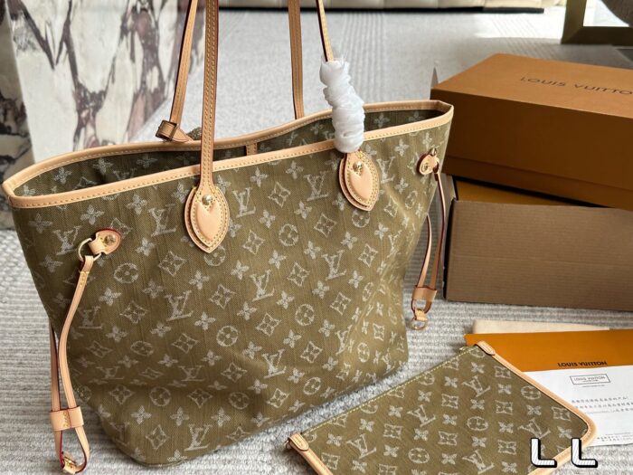 Louis Vuitton Neverfull Tote Bag With Large Capacity, Striped Lining And Detachable Mini Bag, Complete With Gift Box - Image 4