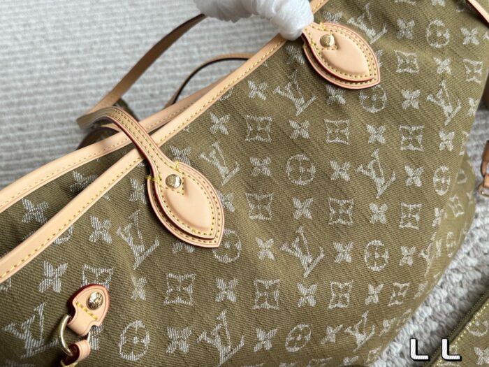 Louis Vuitton Neverfull Tote Bag With Large Capacity, Striped Lining And Detachable Mini Bag, Complete With Gift Box - Image 5