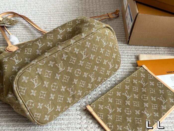 Louis Vuitton Neverfull Tote Bag With Large Capacity, Striped Lining And Detachable Mini Bag, Complete With Gift Box - Image 6